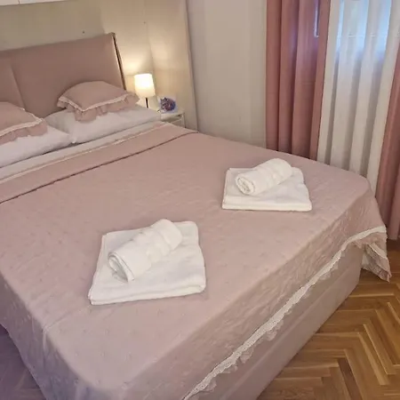 Pupila Apartment *